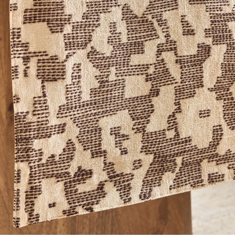 West Elm Dotted Mina 100% Cotton 14” w x 90” l Table Runner, NWT, Retail $60 - Picture 3 of 5